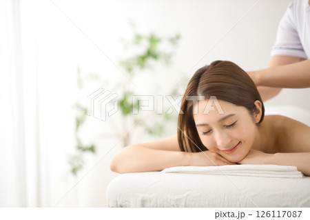 エステサロンでマッサージを受ける20代女性 エステサロンでマッサージを受ける20代女性 126117087