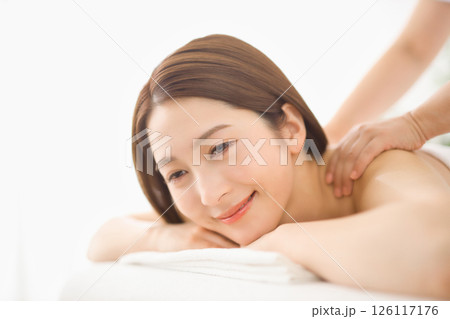 エステサロンでマッサージを受ける若い女性 エステサロンでマッサージを受ける若い女性 126117176