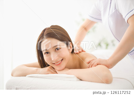 エステサロンでマッサージを受ける若い女性 126117252