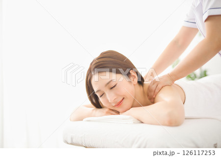 エステサロンでマッサージを受ける若い女性 126117253