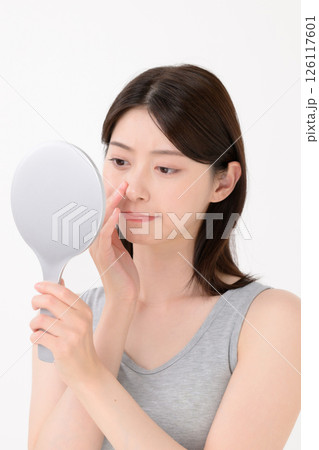 鏡を見て悩む女性 鏡を見て悩む女性 126117601