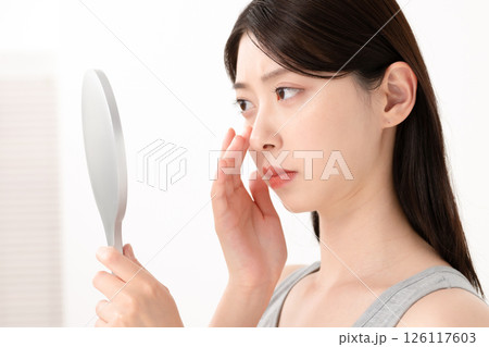 鏡を見て悩む女性 126117603