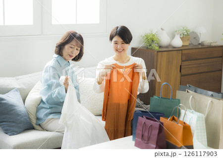 ショッピングから帰宅した女性 126117903