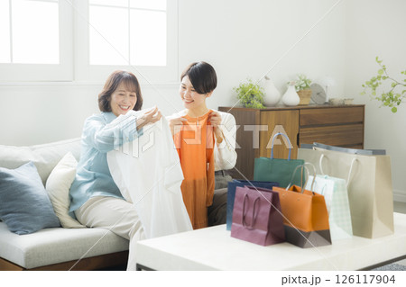 ショッピングから帰宅した女性 ショッピングから帰宅した女性 126117904