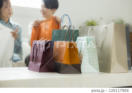 ショッピングから帰宅した女性 ショッピングから帰宅した女性 126117908