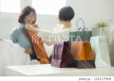 ショッピングから帰宅した女性 ショッピングから帰宅した女性 126117909