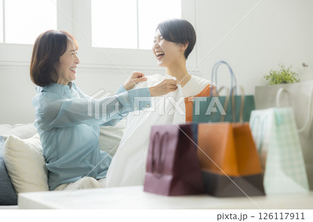 ショッピングから帰宅した女性 126117911