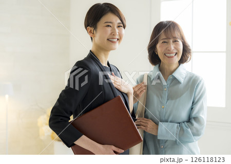 案内するコンシェルジュの女性 案内するコンシェルジュの女性 126118123