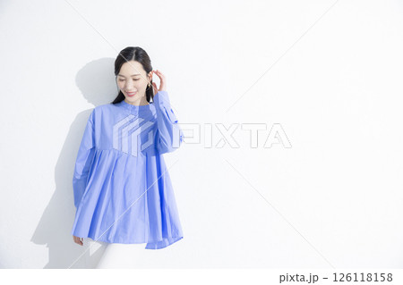 青いワンピースを着た女性　　 126118158
