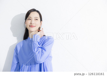 青いワンピースを着た女性　　 126118161