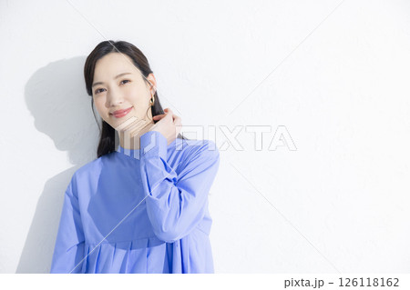 青いワンピースを着た女性　　 126118162