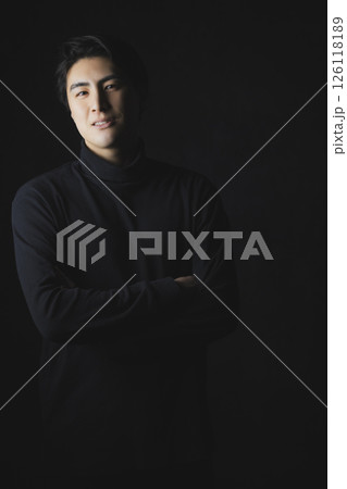 黒バックの男性のポートレイト  126118189