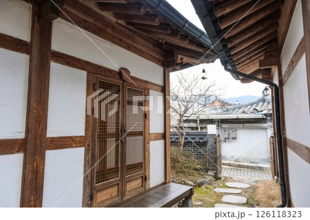 伝統建築の古い家屋が残る全州韓屋村 126118323