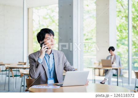 カフェで仕事をするビジネスマン カフェで仕事をするビジネスマン 126118372