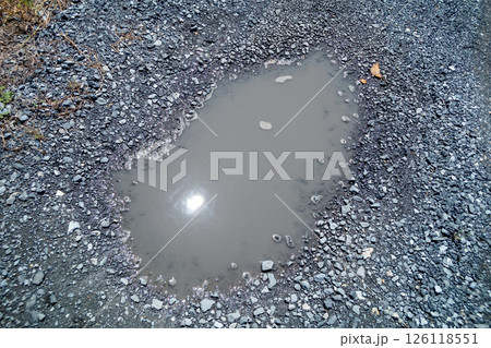 雨上がりの砂利道にできた水たまり 126118551