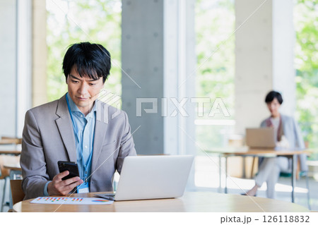 カフェで仕事をするビジネスマン カフェで仕事をするビジネスマン 126118832