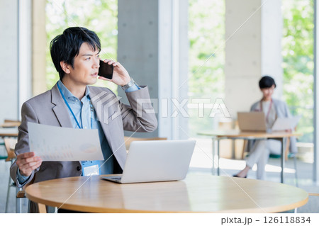 カフェで仕事をするビジネスマン 126118834