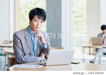 カフェで仕事をするビジネスマン 126118838