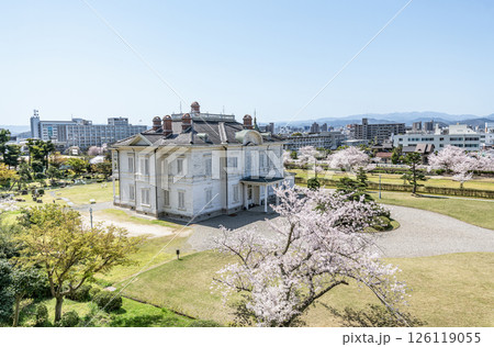 鳥取県鳥取市　満開の桜と観光名所の仁風閣 126119055