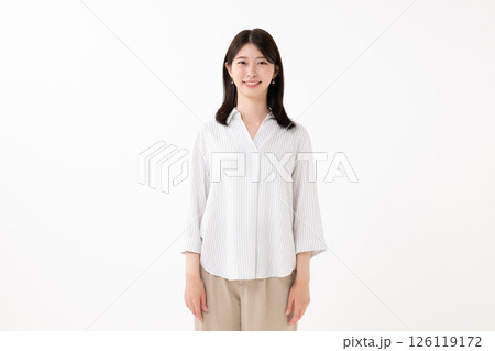 白いシャツを着た笑顔の女性 126119172