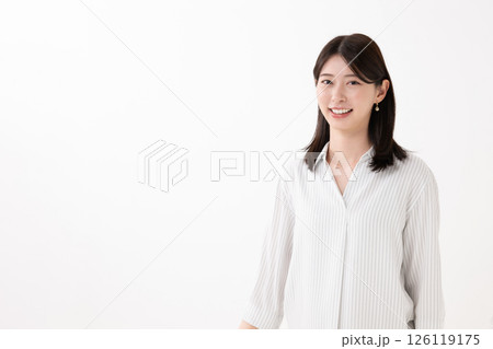 白いシャツを着た笑顔の女性 126119175