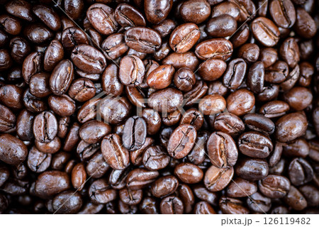close up of roast coffee bean texture background with light and shadow, top view. coffee shop advertising background with copy space 126119482