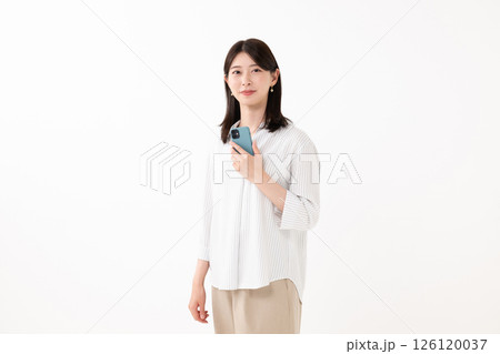 笑顔でスマホを持つ女性 126120037