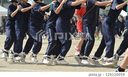 体育祭でムカデ競走する人々 126120059
