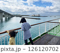 船上デッキから青い海を見つめる姉妹の後ろ姿 126120702
