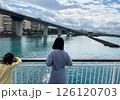 海辺の都市を船上から眺める姉妹の静かな時間 126120703