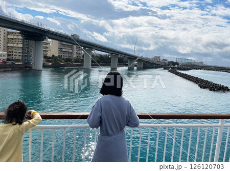 海辺の都市を船上から眺める姉妹の静かな時間 126120703