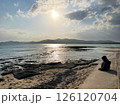夕暮れの海辺で静かに佇む子どもの後ろ姿 126120704