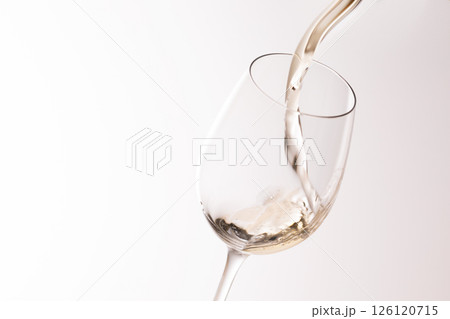 白ワインをグラスに注ぐ 126120715