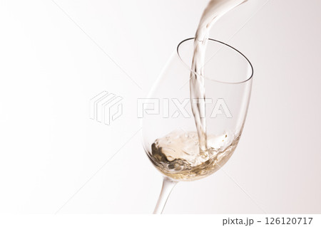 白ワインをグラスに注ぐ 126120717