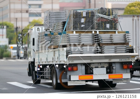 仮設材を運搬中のトラック　イメージ 126121158