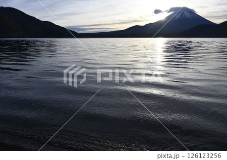 本栖湖から見る富士の日の出 126123256