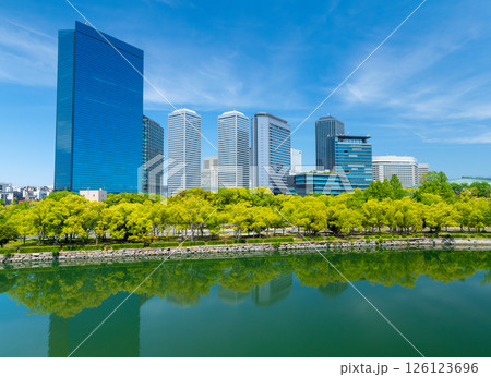 大阪城公園から見るOBPの高層ビル群 126123696