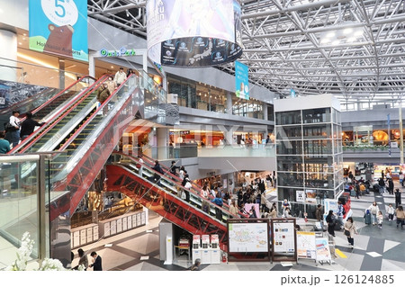 新千歳空港ターミナルビル内のショッピングワールド 新千歳空港ターミナルビル内のショッピングワールド 126124885