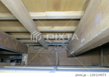 木造2階建て家屋の天井裏 126124973