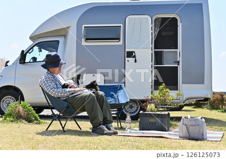 愛犬とオートキャンプを楽しむ男性 チワワ キャンピングカー 愛犬とオートキャンプを楽しむ男性 チワワ キャンピングカー 126125073