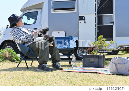 愛犬とオートキャンプを楽しむ男性 チワワ キャンピングカー 愛犬とオートキャンプを楽しむ男性 チワワ キャンピングカー 126125074