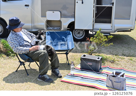愛犬とオートキャンプを楽しむ男性 チワワ キャンピングカー 愛犬とオートキャンプを楽しむ男性 チワワ キャンピングカー 126125076
