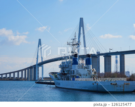 富山県の観光名所新湊大橋と富山新港の風景 126125477