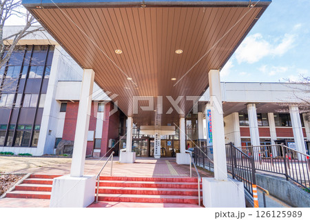 長野県 白馬村役場庁舎の正面玄関 長野県 白馬村役場庁舎の正面玄関 126125989