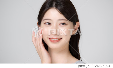 女性　ビューティー　スキンケア 126126203