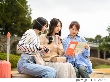旅行をする女性のポートレート 旅行をする女性のポートレート 126126530