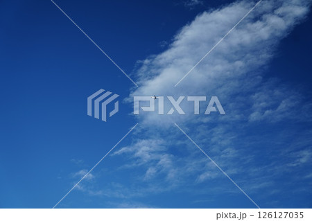 青空の高いところを飛ぶ飛行機が真っ白だよ 青空の高いところを飛ぶ飛行機が真っ白だよ 126127035