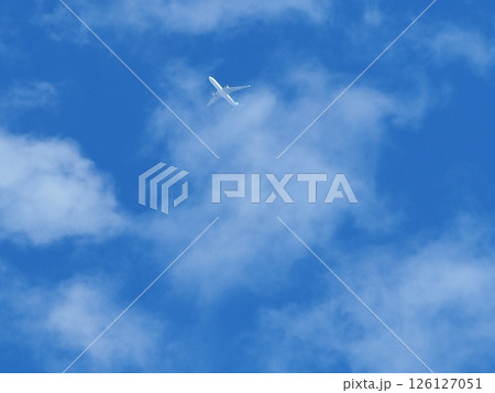 青空の高いところを飛ぶ飛行機が真っ白だよ 126127051