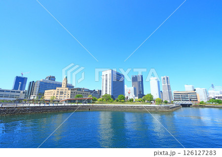 神奈川県横浜市、横浜市中心部ビル街の風景 126127283