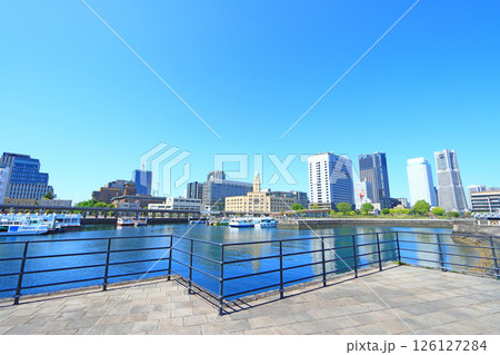 神奈川県横浜市、横浜市中心部ビル街の風景 126127284